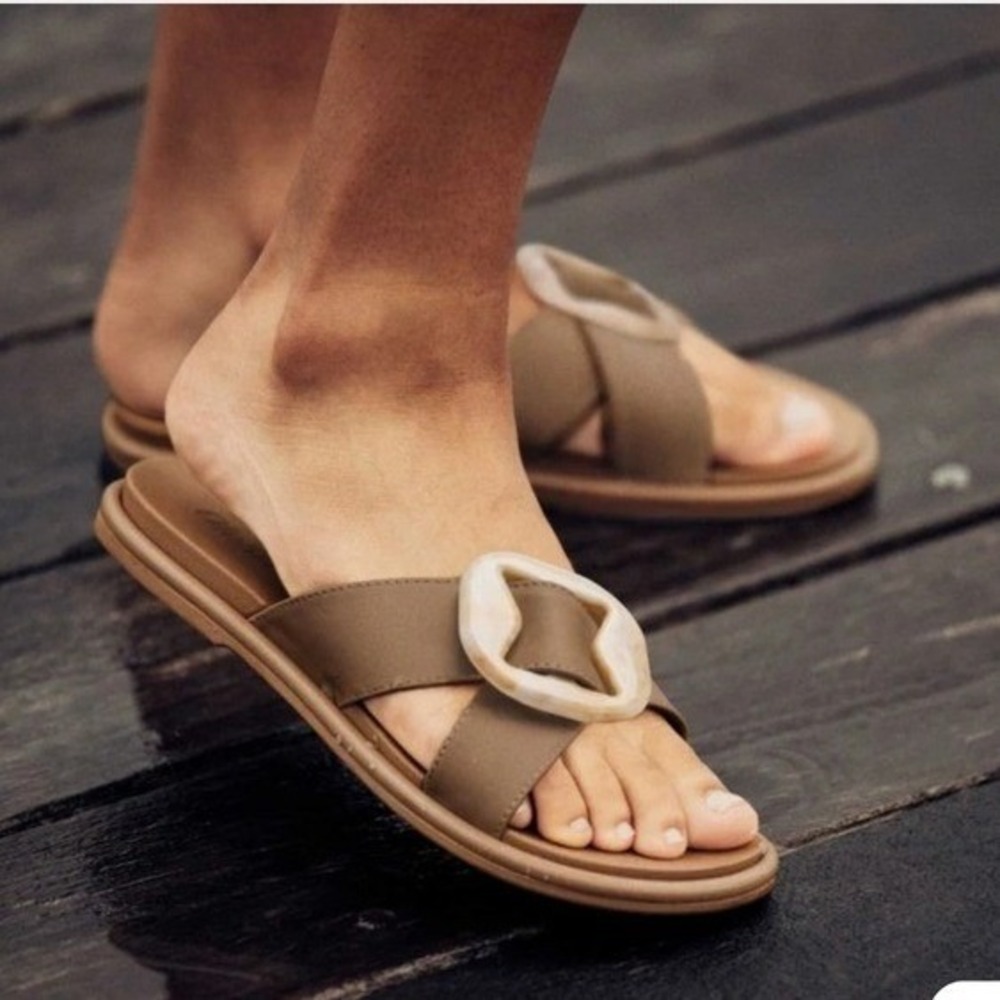 OluKai La'i Slide Sandals Tan Tortoise Shell Buckle Womens 8